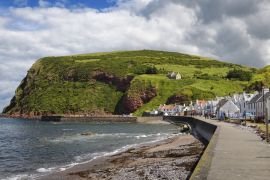 Lais Puzzle - Reihe von weißen Häusern von Pennan Küstenfischerdorf an der Nordsee in Aberdeenshire Schottland UK mit Black Hill Meer Klippe - 2.000 Teile