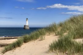 Lais Puzzle - Rattray Head Leuchtturm in der Nordsee bei Buchan Aberdeenshire Schottland mit Seegras auf Sanddünen und Sandstrand - 2.000 Teile