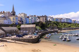Lais Puzzle - Farbenfrohe historische Stadt und St. Mary's Kirche, vom Harbour Beach aus, Boote an einem sonnigen Tag, Tenby, Pembrokeshire, Wales - 2.000 Teile