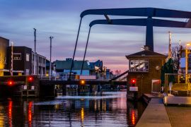 Lais Puzzle - Die beliebte Stadtbrücke Alphensebrug in Alphen aan den Rijn, Niederlande, wunderschöne Wasserlandschaft bei Sonnenuntergang - 2.000 Teile