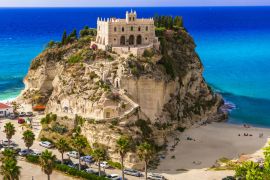 Lais Puzzle - Kalabrien, Tropea - Blick auf die Kirche Santa Maria del'isola und den tollen Strand. Italien - 2.000 Teile