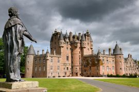 Lais Puzzle - Vorderer Rasen von Glamis Castle, dem Elternhaus der Königinmutter, mit einer Bleistatue von König James I. von England und König James VI. von Schottland - 2.000 Teile