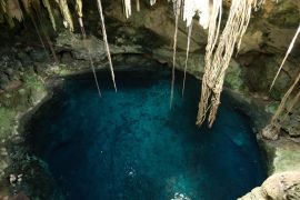 Lais Puzzle - Draufsicht auf eine unterirdische Flusshöhle, bekannt als "Cenote", in Cuzama, Yucatan, Mexiko - 2.000 Teile