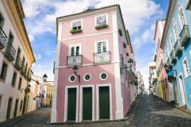 Lais Puzzle - Szenische Tagesansicht der engen Kopfsteinpflasterstraßen mit bunter Kolonialarchitektur des historischen Touristenzentrums Pelourinho, in Salvador da Bahia, Brasilien - 2.000 Teile