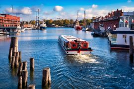 Lais Puzzle - Blick auf den Hansahafen an der Trave in der Hansestadt Lübeck, Deutschland. - 2.000 Teile