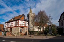 Lais Puzzle - Altes Rathaus mit Jakobuskirche in Bruchköbel im Main-Kinzig-Kreis in Hessen, Deutschland - 2.000 Teile