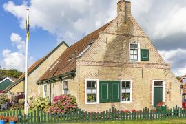 Lais Puzzle - Eine der schönen alten Hütten (erbaut 1516) auf der Insel Ameland - 2.000 Teile