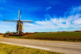 Lais Puzzle - Windmühle neben einer Straße und einem Anbaufeld an einem wunderschönen sonnigen Tag mit blauem Himmel mit reichlich weißen Wolken in einer unregelmäßigen Form in Beek Süd-Limburg in den Niederlanden - 2.000 Teile
