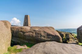 Lais Puzzle - Steine auf der Spitze von Stanage Edge bei Hathersage in den East Midlands, Peak District, Derbyshire, England - 2.000 Teile