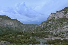 Lais Puzzle - Blick auf den Fluss Nazas in der Abenddämmerung in der Gegend von Canon de Fernandez in Durango, Mexiko - 2.000 Teile