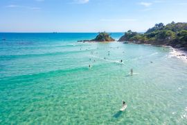 Lais Puzzle - Der Pass an der Byron Bay aus der Vogelperspektive mit Surfern und blauem Wasser, Australien - 2.000 Teile