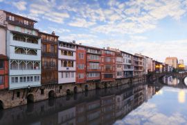 Lais Puzzle - Sonnenaufgang Farben über Castres Stadt, Occitanie, Frankreich - 2.000 Teile