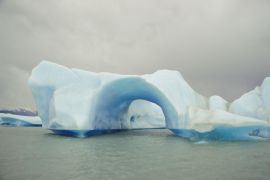 Lais Puzzle - Blick auf einen blauen Eisberg, der im Argentino-See in der Nähe des Upsala-Gletschers schwimmt, Santa Cruz, Argentinien. - 2.000 Teile