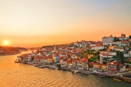 Lais Puzzle - Wunderschöner Sonnenuntergang über dem Stadtzentrum von Porto und dem Fluss Douro, Portugal. Die Brücke Dom Luis I. ist ein beliebtes Ausflugsziel, da sie einen so schönen Blick über die Gegend bietet - 2.000 Teile
