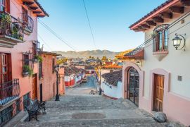 Lais Puzzle - Schöne koloniale Gassen und Straßen der magischen Stadt San Cristobal de las Casas in Chiapas, Mexiko - 2.000 Teile