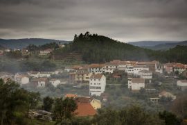Lais Puzzle - Ein Blick auf das Schieferdorf Barroca, Fundao, Portugal - 2.000 Teile