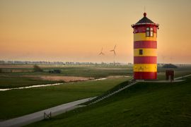 Lais Puzzle - Blick auf den Leuchtturm bei Sonnenuntergang an der ostfriesischen Küste in Pilsum, Deutschland. - 2.000 Teile