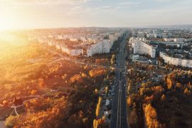 Lais Puzzle - Das Stadttor bei Sonnenuntergang - die schöne Stadt Chisinau aus der Höhe, Republik Moldau - 2.000 Teile