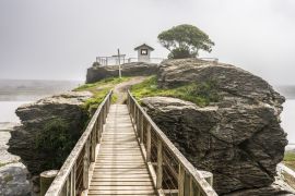 Lais Puzzle - Eine Fantasieweltlandschaft mit einem erstaunlichen dramatischen nebligen Himmel. Der Iloca "Peñon" ist ein großer Felsbrocken in der Nähe der Stadt Iloca, wo sich der Heilige der Fischer befindet, und am Ausgang des Flusses Mataquito...