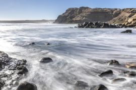 Lais Puzzle - Das weiße Wasser des Chorrillos Beach kracht mit den Felsen der Küste während einer Langzeitbelichtung in Chile, wobei der Sand der Atacama-Wüste auf dem Wasser des Pazifischen Ozeans endet, vielleicht die besten Stränden in Chile - 2.000...