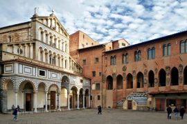 Lais Puzzle - Pistoia, Toskana, Italien, Blick auf die Piazza del Duomo, Stadtzentrum, mit der Fassade der Kirche des Doms im typisch toskanischen Stil und dem gotischen Bischofspalast - 2.000 Teile