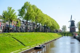 Lais Puzzle - Eine klassische holländische Windmühle in der Stadt Dokkum, Friesland, in den nördlichen Teilen der Niederlande, an einem sonnigen Frühlingsnachmittag - 2.000 Teile
