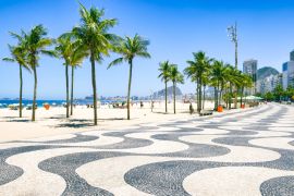Lais Puzzle - Heller Morgenblick auf die geschwungene Uferpromenade mit Palmen am Copacabana-Strand mit der Skyline von Rio de Janeiro, Brasilien - 2.000 Teile