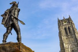 Lais Puzzle - Rückansicht der Ambiorix-Statue in Tongeren, der ältesten Stadt Belgiens, mit dem Turm der Basilika Unserer Lieben Frau in Tongeren im Hintergrund - 2.000 Teile