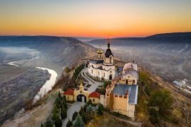 Lais Puzzle - Altes Orhei-Kloster bei Sonnenaufgang in der Republik Moldau - 2.000 Teile