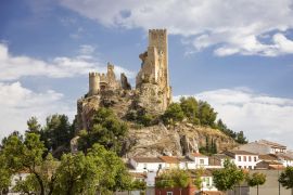 Lais Puzzle - Blick auf den Vorort der Stadt Almansa und die Ruinen der alten Burg, Provinz Albacete, Spanien - 2.000 Teile