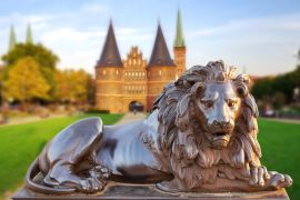 Lais Puzzle - Lübeck, Holstentor mit Löwe im Vordergrund - 2.000 Teile