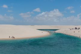 Lais Puzzle - Lençis maranhenses mit Menschen beim Baden in den Lagunen, Brasilien - 2.000 Teile