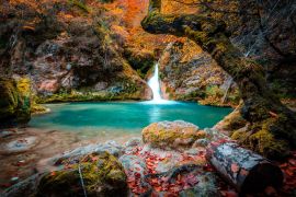 Lais Puzzle - See und Wasserfall der Quelle des Urederra in Navarra, Spanien - 2.000 Teile