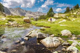 Lais Puzzle - Beeindruckende Aussicht auf die Pyrenäenlandschaft in Andorra, mit Wanderin - 2.000 Teile