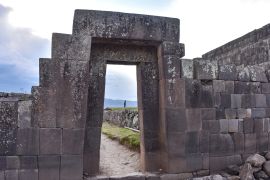 Lais Puzzle - Steinmauern und Pyramiden im Usnu de Vilcashuaman, das von den Inkas errichtet wurde, um die wichtigsten Zeremonien des Tahuantinsuyo-Reiches zu leiten. Ayacucho, Peru - 2.000 Teile