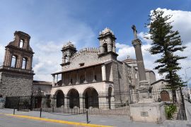 Lais Puzzle - Außenansicht der Kirche Santo Domingo in Ayacucho, Peru - 2.000 Teile