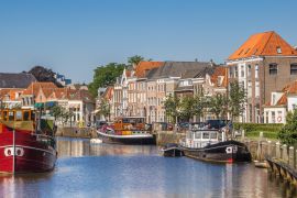 Lais Puzzle - Panorama eines Kanals mit alten Schiffen und historischen Häusern in Zwolle - 2.000 Teile