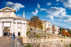 Lais Puzzle - Panoramablick auf "Porta San Giacomo" in der Altstadt von Bergamo an einem sonnigen Tag - 2.000 Teile