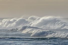 Lais Puzzle - Riesige Wellen schlagen auf das Riff von Norfolk Island, Australien - 2.000 Teile