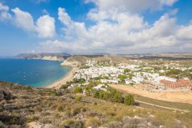 Lais Puzzle - Pueblos Blancos - Dorf Agua Amarga, vom Gipfel des Berges, im Naturpark Gata Cape, Almeria, Andalusien, Spanien - 2.000 Teile
