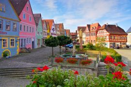 Lais Puzzle - die Stadt Aub mit Brunnen in Deutschland - the town Aub in Germany - 2.000 Teile
