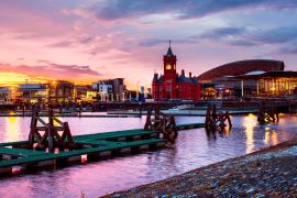 Lais Puzzle - Nächtliche Waterfront in Cardiff, Vereinigtes Königreich. Farbenfroher Sonnenuntergang mit Wales Millennium Center - 2.000 Teile