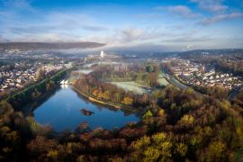 Lais Puzzle - Luftaufnahme von frühmorgendlichem Nebel und Nebel über Cwmbran, Südwales, UK - 2.000 Teile