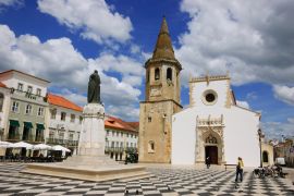 Lais Puzzle - Hauptplatz der mittelalterlichen Stadt Tomar (Portugal). Kirche des Heiligen Johannes des Täufers - 2.000 Teile