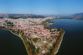 Lais Puzzle - Ikonische Stadt, Burg und Moschee von Ioannina, umgeben vom berühmten See und den Bergen von Pindus, Epirus, Griechenland - 2.000 Teile
