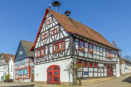Lais Puzzle - Alte traditionelle Häuser in einem kleinen Dorf in Friedrichsdorf in Deutschland - 2.000 Teile