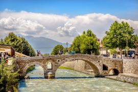 Lais Puzzle - Prizren, Kosovo - Touristen und Einheimische überqueren eine Steinbrücke, ein berühmter Ort in der Altstadt von Prizren im Kosovo - 2.000 Teile