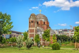 Lais Puzzle - Pristina, Kosovo - Eine riesige orthodoxe Kirche auf einer offenen Grasfläche im Kosovo - 2.000 Teile