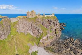Lais Puzzle - Panorama einer Klippe mit alter Burg in einer Bucht mit blauem Himmel und weißen Wolken in Dunnottar Castle, nahe Stonehaven, Aberdeenshire, schottland - 2.000 Teile