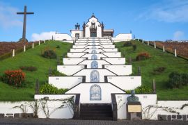 Lais Puzzle - Kapelle Unserer Lieben Frau vom Frieden (Ermida de Nossa Senhora da Paz) in Vila Franca do Campo, Azoren, Portugal - 2.000 Teile
